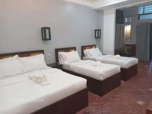 Bed in Dumaguete Seafront Hotel